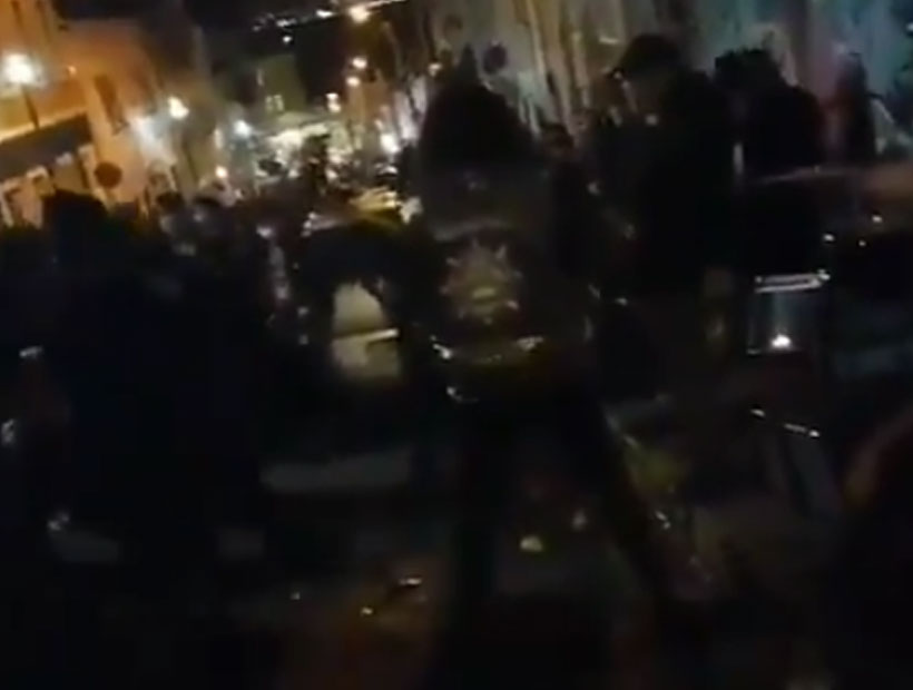 [VIDEO] Hasta una tocata punk: gran número de personas marcó noche en subida Cumming de Valparaíso