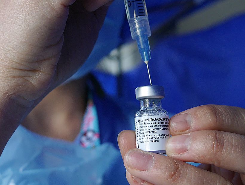 Regulador de EE.UU. concedió su aprobación total a la vacuna de Pfizer