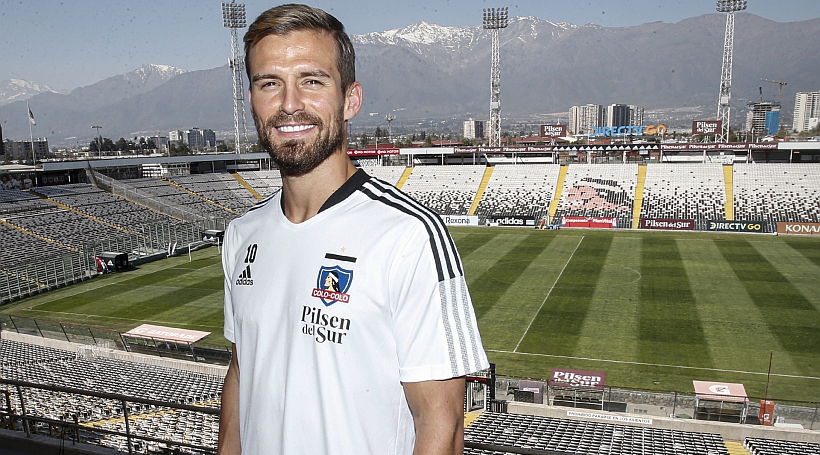 Christian Santos ya posó con la camiseta de Colo Colo Christian Santos ya posó con la camiseta de Colo Colo