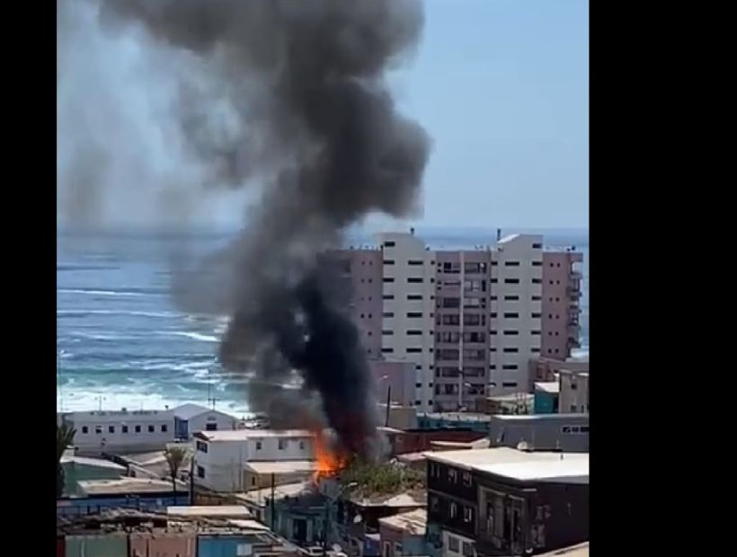 [VIDEO] Incendio afectó tres viviendas en barrio El Morro en Iquique: una mujer lesionada