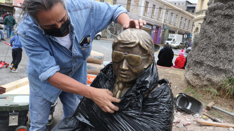 Llegó nueva estatua que rinde homenaje a Negro Farías en Valparaíso