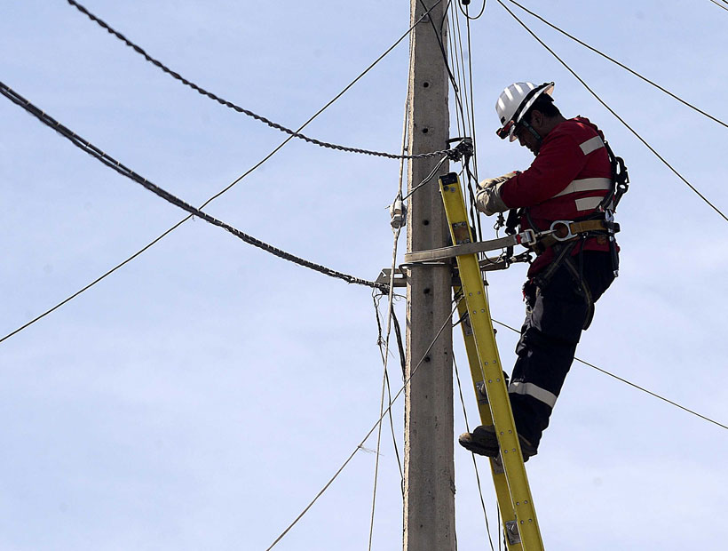 Entel aseguró que su falla se produjo por un corte en la fibra provocado por "trabajos de vialidad"