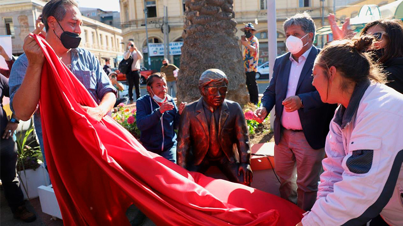 Inauguran nueva escultura del cantor porteño Jorge “Negro” Farías en Valparaíso Inauguran nueva escultura del cantor porteño Jorge “Negro” Farías en Valparaíso