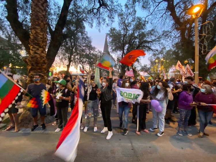 Calameños se concentran en la Plaza 23 de Marzo a celebrar triunfo de Presidente electo