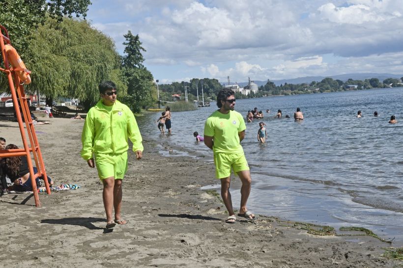 Salvavidas de la Playa Collico en Valdivia han realizado ocho rescates de bañistas durante este año