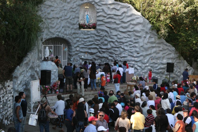 Fiesta de la Virgen de Lourdes no tendrá procesiones, pero sí considera misas al aire libre