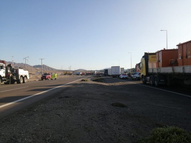Camioneros locales se suman a movilización y bloquean la ruta 5 Norte entre Copiapó y Vallenar
