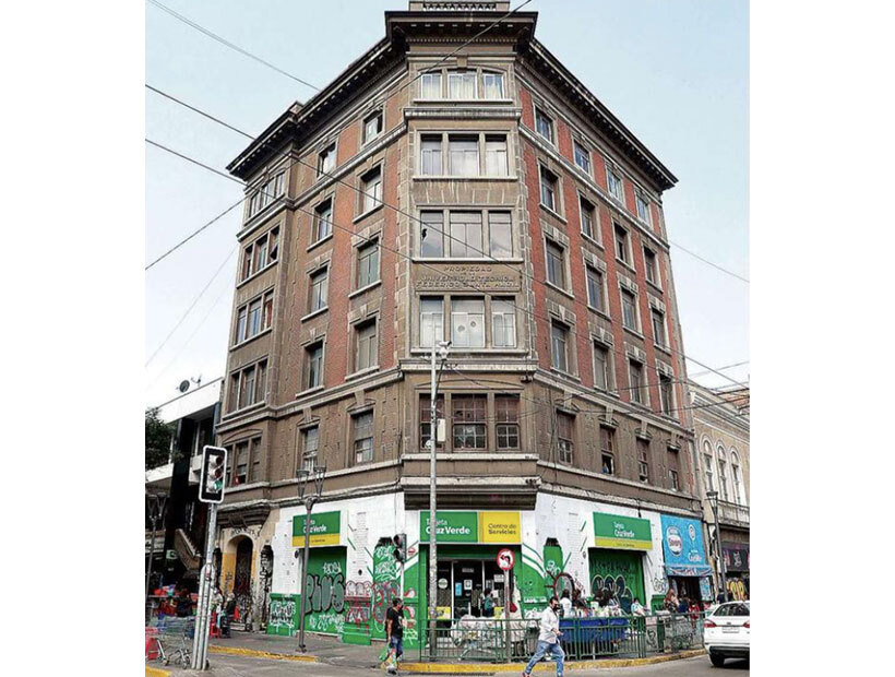 Multan a farmacia por pintar edificio patrimonial de Valparaíso