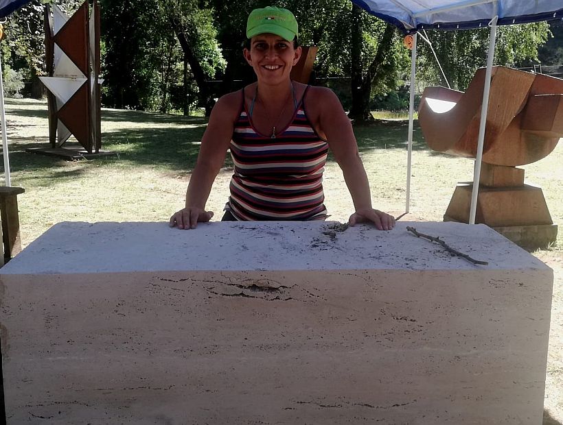 Escultora osornina trabaja en obra inspirada en la ecología durante Simposio Internacional
