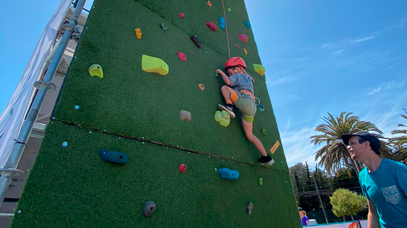 Instalan muro de escalada que será gratuito a la comunidad en Viña del Mar