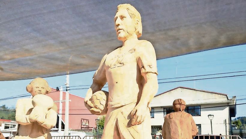 Así tallaron al Ben Brereton de madera que se luce en Penco