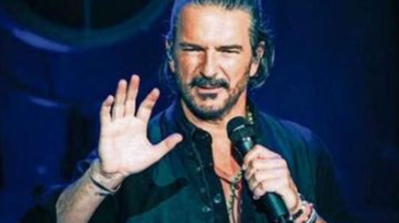 Ricardo Arjona debutó como escritor con "Blanco y negro"
