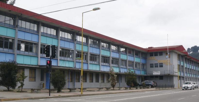 Madre acusó que colegio discriminó a su hijo por llevar el pelo largo.