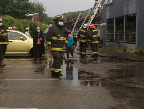 Incendio causó graves daños en centro de diálisis de Osorno y obligó a evacuar a usuarios