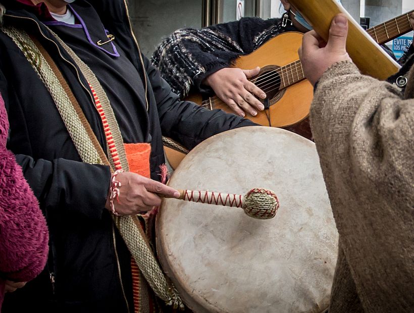 Muestra cultural mapuche huilliche ofrece artesanías y gastronomía en parque Chuyaca de Osorno