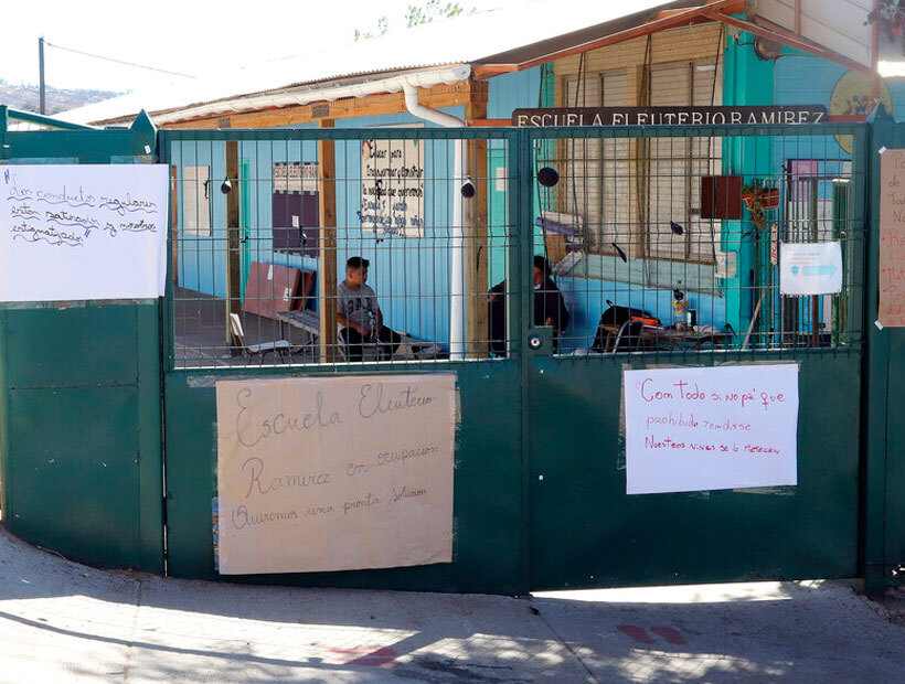 Apoderados se tomaron colegio de Valparaíso por falta de servicios básicos Apoderados se tomaron colegio de Valparaíso por falta de servicios básicos
