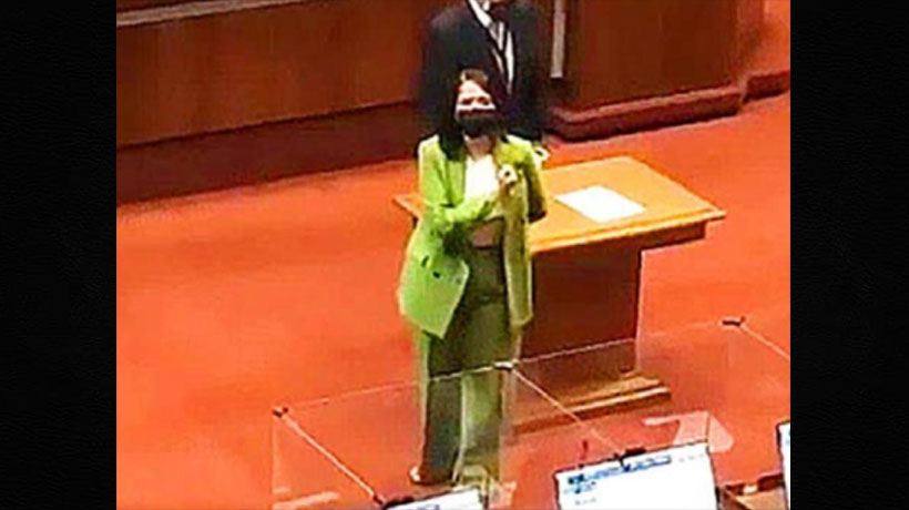 A lo &quot;Shingeki no Kyojin&quot;: diputada asumió en la Cámara con saludo de popular animé