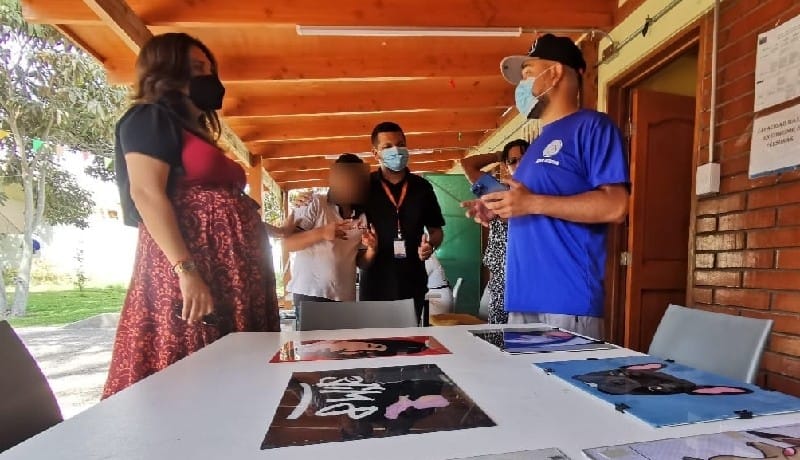 Arica: Adolescentes de Residencia Familiar aprenden a pintar en vidrio
