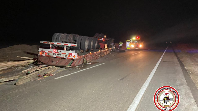 Volcamiento de camión deja a una persona lesionada en ruta de Antofagasta