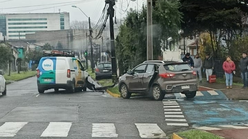 Dos lesionados dejó choque de furgón y automóvil en Rahue Bajo