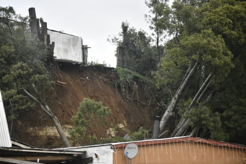 Valdivia Vivienda Fue Aplastada Por Derrumbe De Tierra En Sector