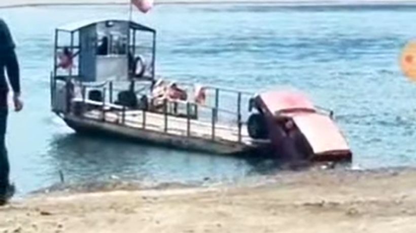 Video muestra cómo cayó camioneta desde barcaza en el río Biobío