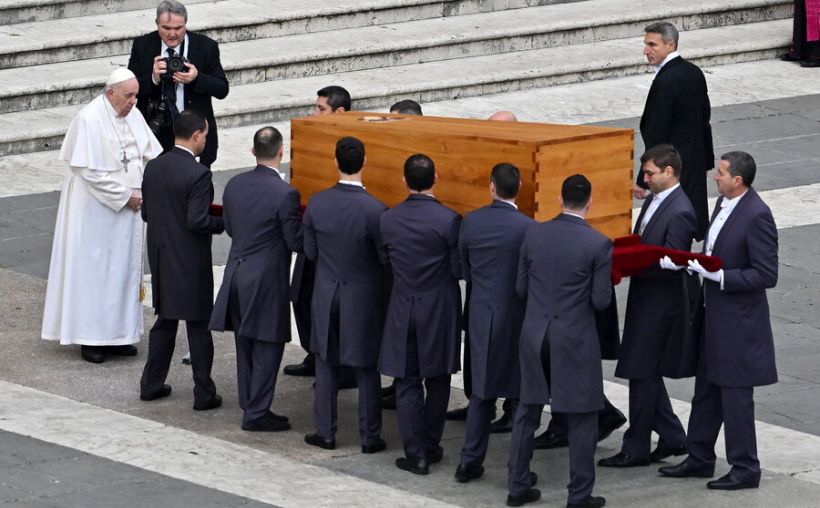 El papa emérito Benedicto XVI ya reposa en la cripta vaticana