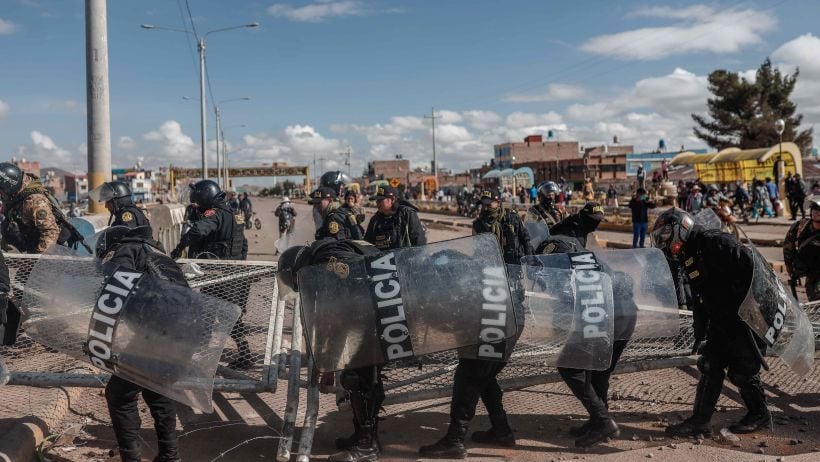 Murió policía atacado por una turba en las protestas en Perú