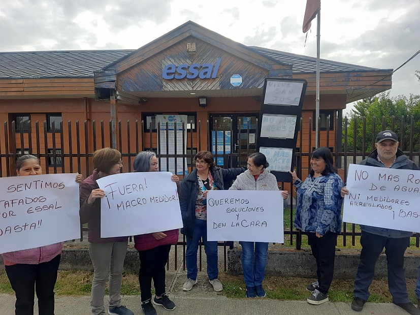 Vecinos de villa San José de Los Muermos protestan por cobros excesivos en cuentas de agua