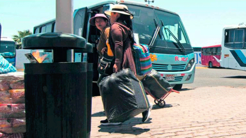 Buses Arica-La Paz complicados con largas filas en Chungará: Hasta 5 horas de espera