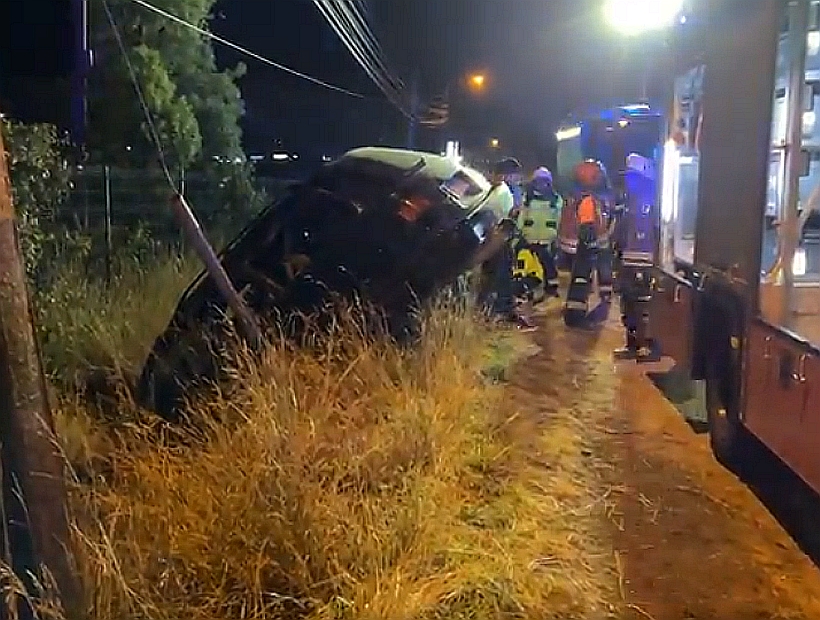 Mujer quedó lesionada tras volcamiento de un auto hacia una zanja en la ...
