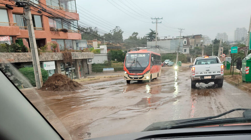 Reñaca: informan corte de agua por rotura de matriz con fuga masiva en subida Los Ositos Reñaca: informan corte de agua por rotura de matriz con fuga masiva en subida Los Ositos