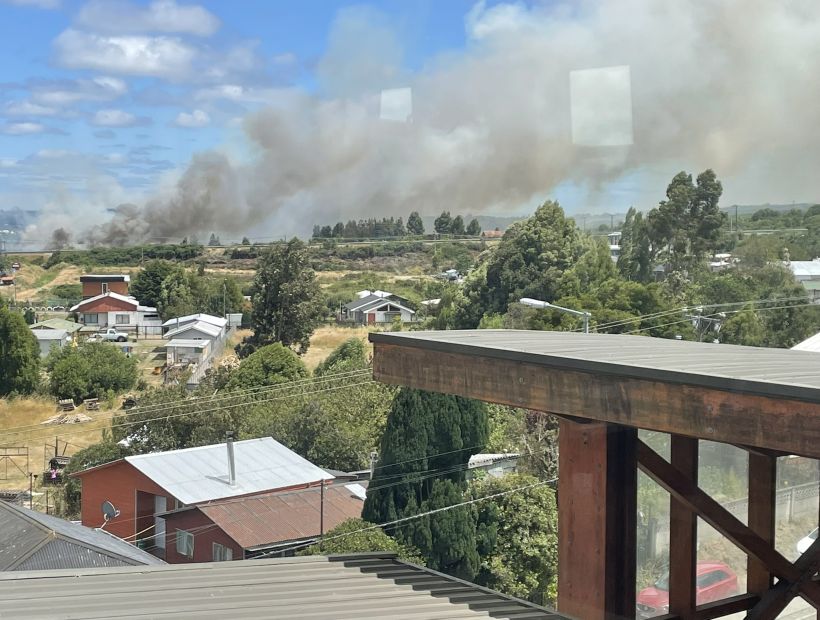 Ordenan evacuar Villa Chin Chin Los Colomos por incendio forestal en Puerto Montt