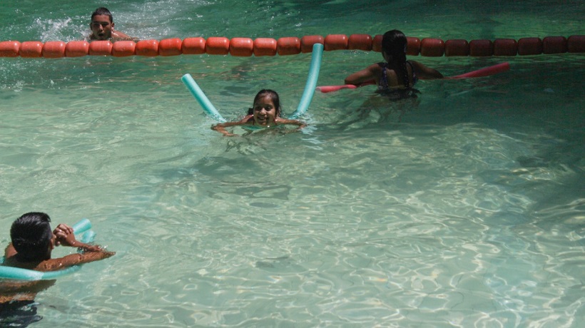 Con un día reservado para los adultos mayores reabrió al público la piscina de Lota