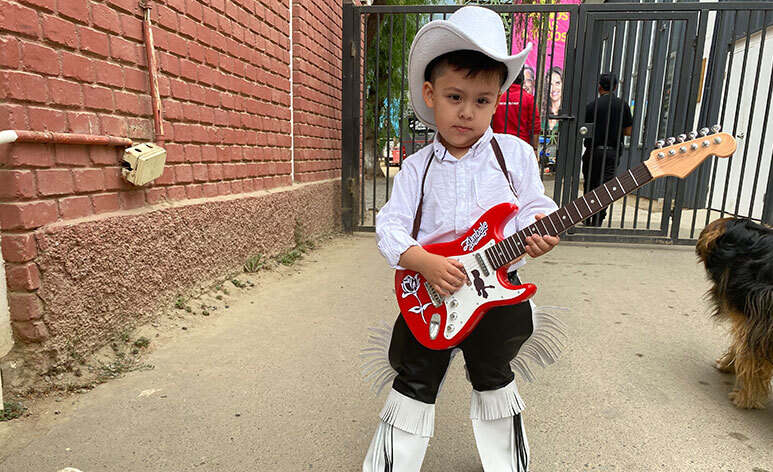 Joaquín viajó desde Punta Arenas para ver su banda favorita Zúmbale Primo