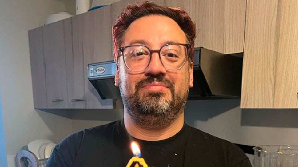 Agradeciendo a su familia, así celebró el comediante Álex Ortiz, su triunfo por el Patagual