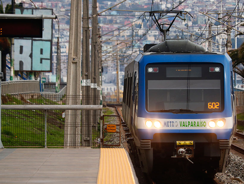 EFE Valparaíso confirmó acciones legales contra personas que viajaron colgadas de un tren