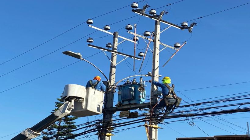 Roban dos mil metros de cables y dejan sin energía a la comuna de Pica: derribaron siete postes Roban dos mil metros de cables y dejan sin energía a la comuna de Pica: derribaron siete postes