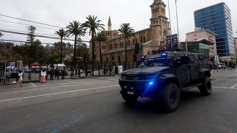 Tanqueta de Carabineros resguardará Unimarc de Las Ánimas Tanqueta de Carabineros resguardará Unimarc de Las Ánimas
