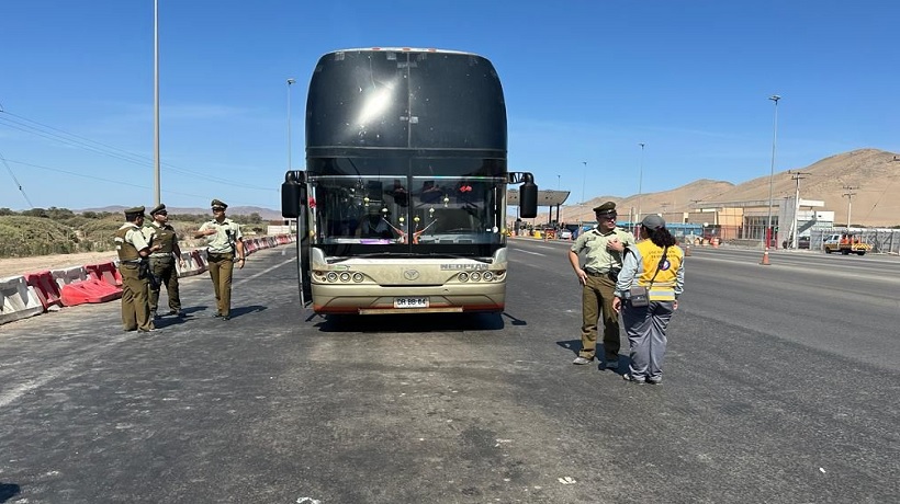 Sacan de las calles bus “pirata” que transportaba migrantes en Atacama Sacan de las calles bus “pirata” que transportaba migrantes en Atacama