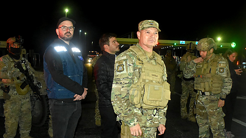Ministro Jackson llegó hasta el peaje Púa en La Araucanía para coordinar la primera noche de toque de queda Ministro Jackson llegó hasta el peaje Púa en La Araucanía para coordinar la primera noche de toque de queda