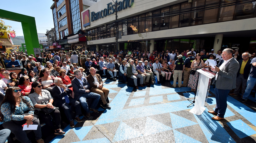 Inauguran piloto de nuevo paseo Bulnes en Temuco: ceremonia fue interrumpida por hortaliceras que no negociaron con el municipio