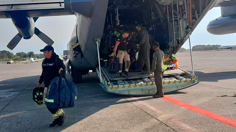 Fuerza Aérea de Chile trasladó a más de 140 voluntarios de Bomberos de Tarapacá, Arica y Antofagasta a combatir los incendios forestales de la zona centro y sur Fuerza Aérea de Chile trasladó a más de 140 voluntarios de Bomberos de Tarapacá, Arica y Antofagasta a combatir los incendios forestales de la zona centro y sur