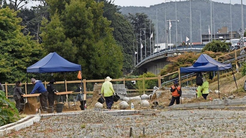 Hallazgos en plazas de Valdivia corresponderían a una antigua cancha de palín Hallazgos en plazas de Valdivia corresponderían a una antigua cancha de palín