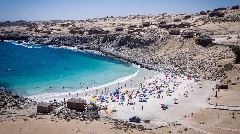 Levantan prohibición de baño en Playa La Virgen en Atacama