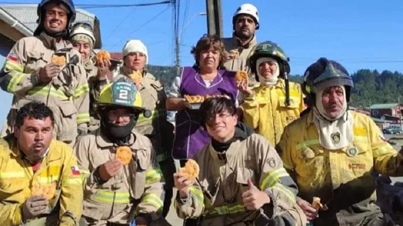 Vecinas organizaron "sopaipillatón" para bomberos que atendían un incendio forestal en Lebu