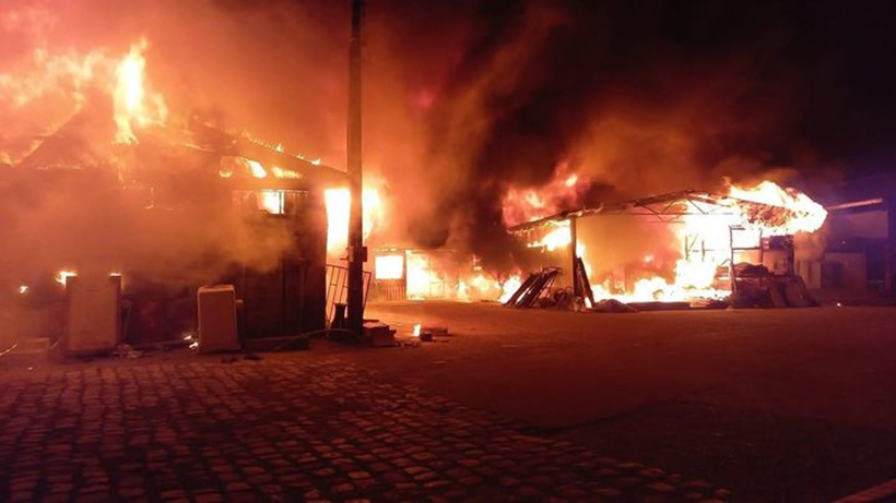 Voraz incendio destruyó bodega de la Dirección de Operaciones de la Municipalidad de Osorno