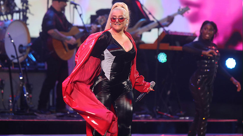 Con “Santo” Cristina Aguilera cantó por primera vez en español en Latinoamérica