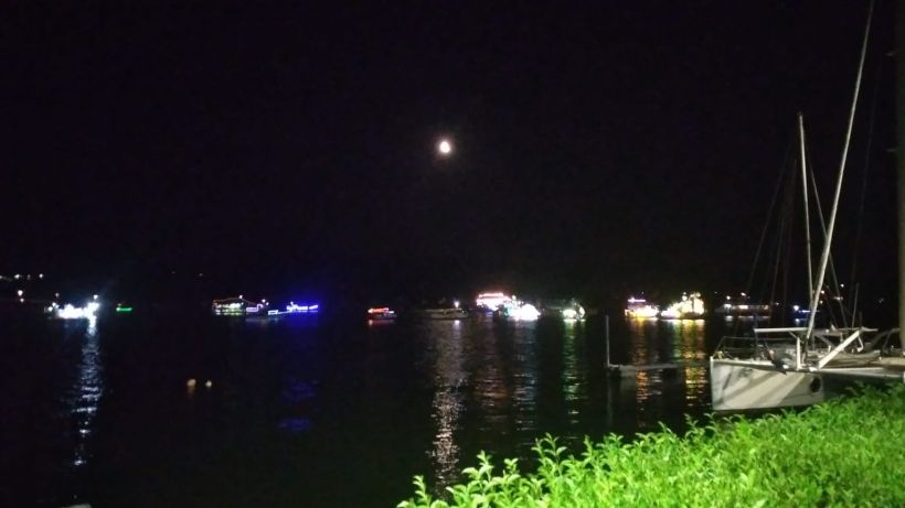 Noche Valdiviana: Los barcos están esperando su paso cerca del islote Haverbeck en el río Valdivia Noche Valdiviana: Los barcos están esperando su paso cerca del islote Haverbeck en el río Valdivia