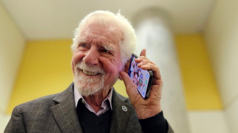 “Estoy hablando contigo mientras camino por la calle”: así fue la llamada que revolucionó a la sociedad y dio paso al uso del celular hace 50 años “Estoy hablando contigo mientras camino por la calle”: así fue la llamada que revolucionó a la sociedad y dio paso al uso del celular hace 50 años